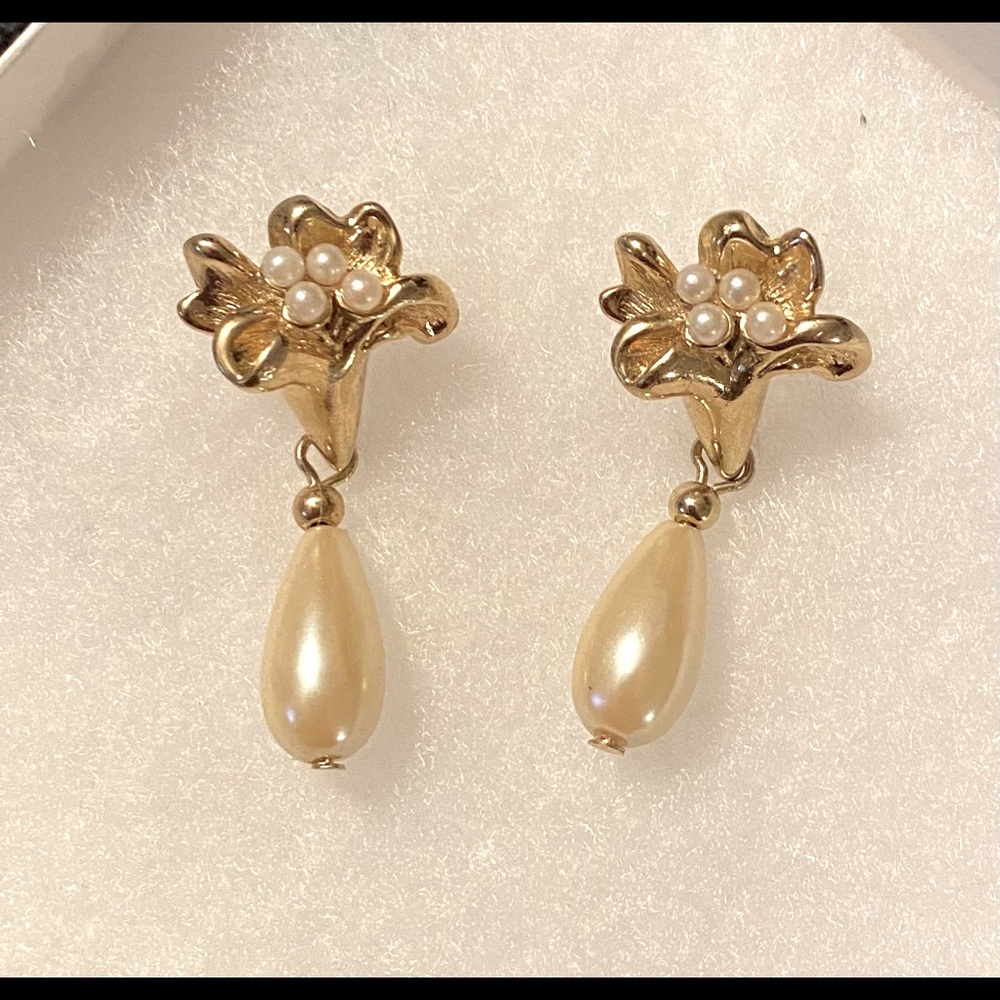 Beautiful vintage pearl earrings